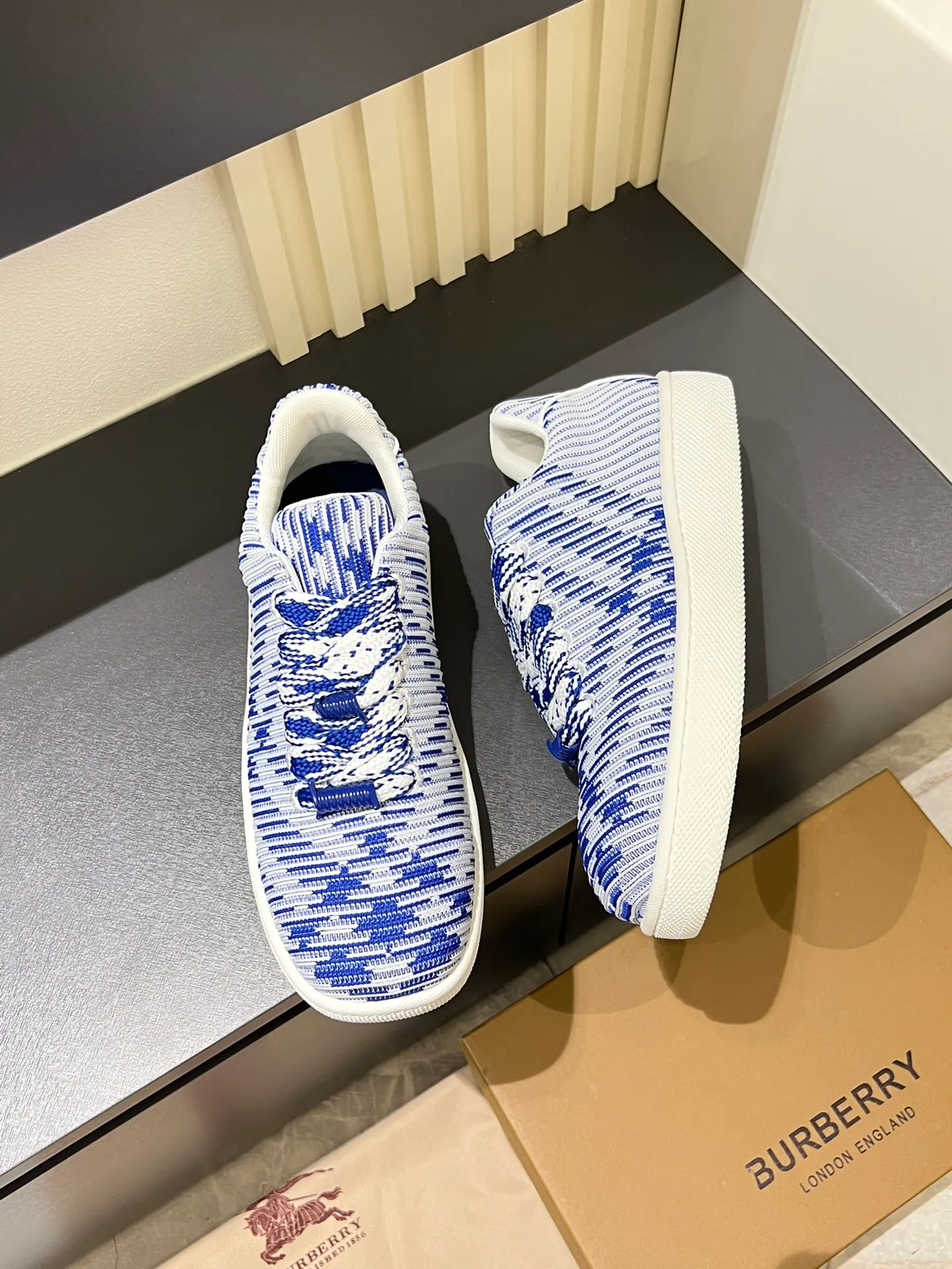 Men's shoes 💰p380 "Burberr*" new thick-soled men's casual sports shoes, cool sneakers and bread shoes, originally purchased and developed, the top version of Box series sports shoes, made of smooth calfskin fabric, embellished with embossed Equestrian Knight logo (EKD). Made of mesh lining, the laces are decorated with metal coils, the rubber soles are decorated with the Burberry letter logo, and the original molded 3.5CM two-color T men's shoes 💰pU outsole! Male 38-44 (45 customized)